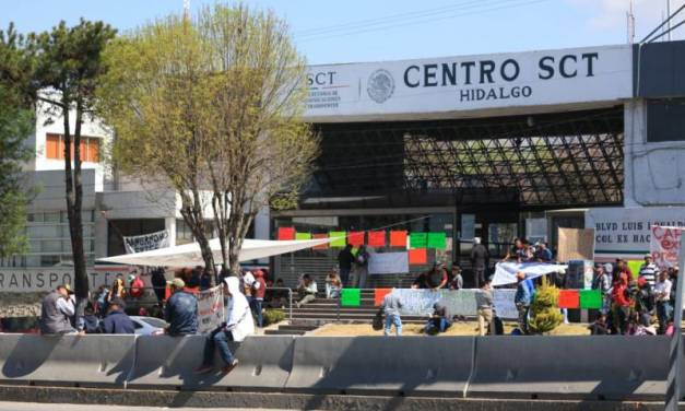 Nuevamente vecinos de Ixmiquilpan toman la SCT y bloquean bulevar Colosio