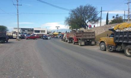 Habitantes de Zimapán molestos por manifestación de transportistas