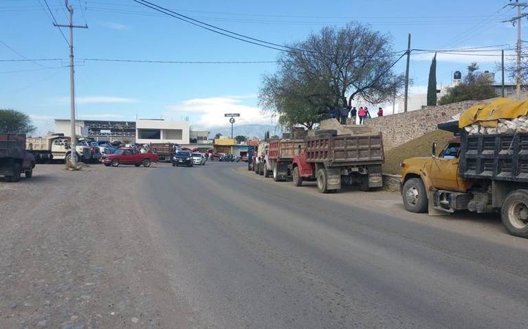Habitantes de Zimapán molestos por manifestación de transportistas
