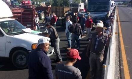 Pobladores de Ixmiquilpan bloquean carretera federal y cobran por pasar