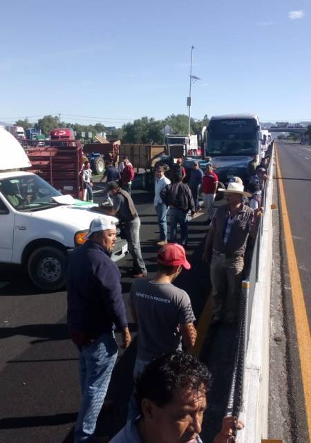 Pobladores de Ixmiquilpan bloquean carretera federal y cobran por pasar