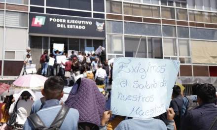 Protestan por falta de pagos de la beca Universal y salarios de docentes