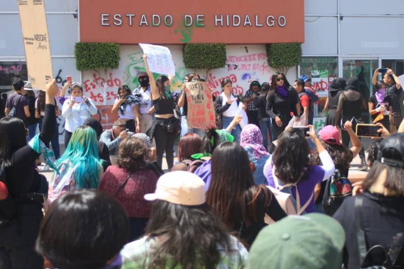 Cientos de mujeres realizan marcha en Pachuca por el 8 de Marzo