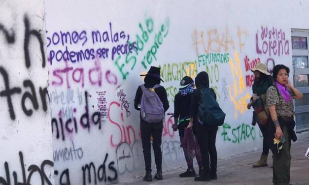 Algunos ciudadanos reprocharon las pintas y rompimiento de cristales durante marcha feminista