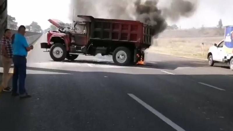 Grupos delincuenciales bloquean e incendia camiones en Celaya
