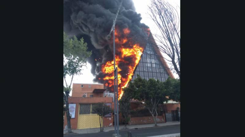 Se registra incendio en iglesia de CDMX