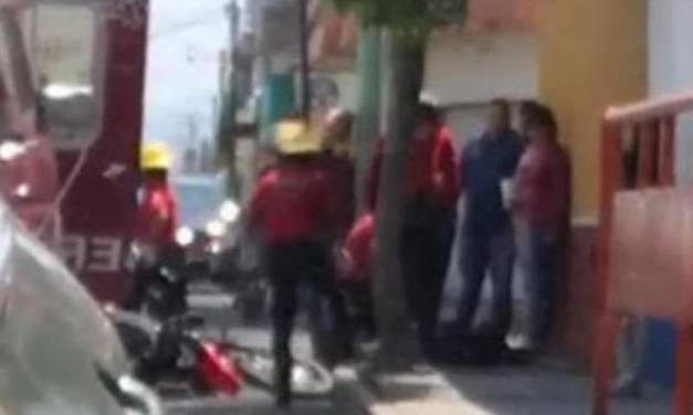 Unidades de bomberos chocan contra motocicleta