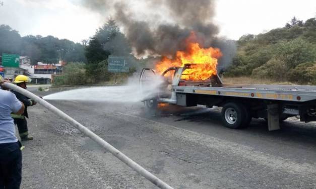 Grúa se incendia en Mineral del Monte