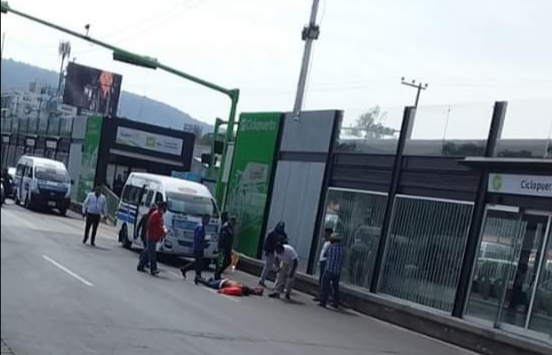 Unidad de transporte público atropella a mujer afuera de Central de Autobuses