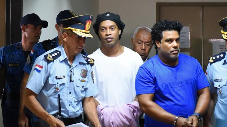 Ronaldinho ya cumple con su arresto domiciliario en Paraguay