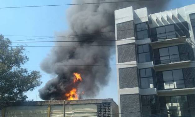 Incendio en Coyoacán consume 11 camiones