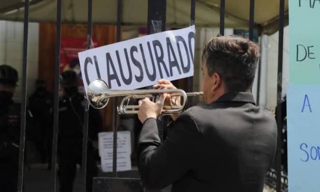 Músicos se manifiestan afuera de alcaldía de Pachuca para pedir apoyos