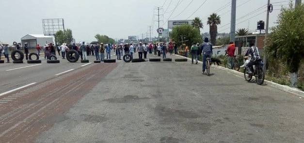 Pobladores de Coronango bloquean la autopista México-Puebla