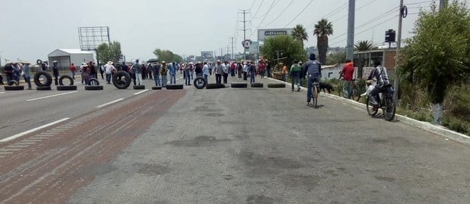 Pobladores de Coronango bloquean la autopista México-Puebla