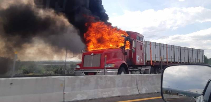 Reportan bloqueos carreteros y vehículos incendiados en Guanajuato
