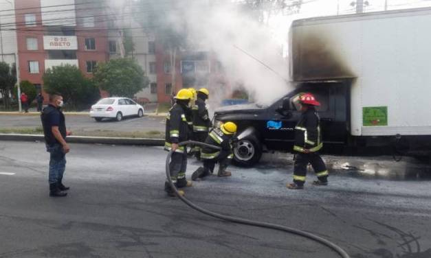 Camioneta se incendia en el bulevar Felipe Ángeles