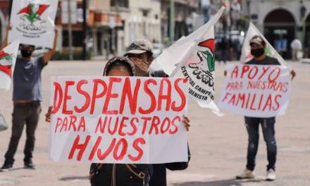 Integrantes de la Central Campesina Cardenista se manifiestan afuera de Gobierno