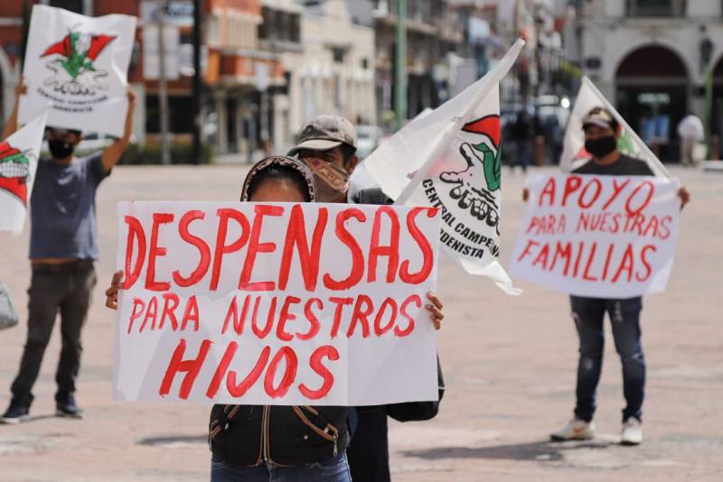 Integrantes de la Central Campesina Cardenista se manifiestan afuera de Gobierno