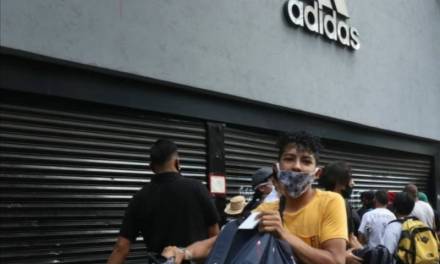Jóvenes saquean tienda Adidas en marcha para pedir justicia por Melanie