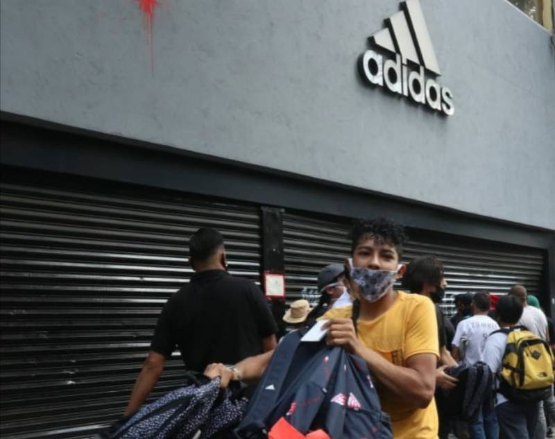 Jóvenes saquean tienda Adidas en marcha para pedir justicia por Melanie