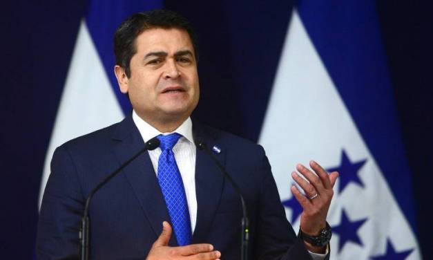 Hospitalizan a presidente de Honduras por COVID-19