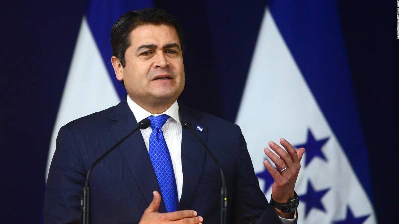 Hospitalizan a presidente de Honduras por COVID-19
