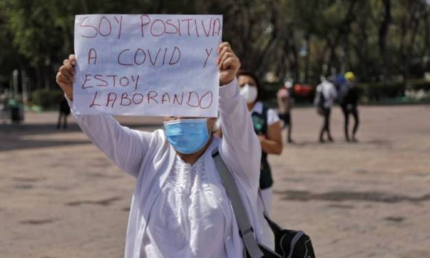 Personal médico se manifiesta en Plaza Juárez