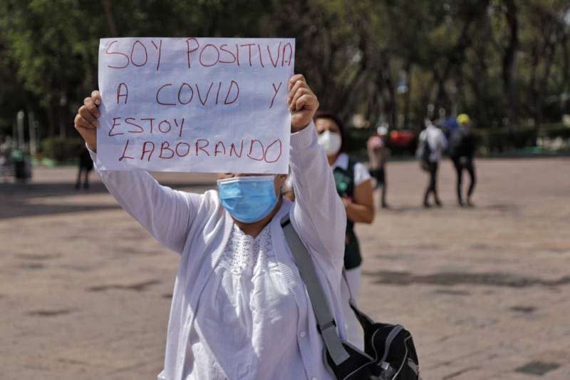 Personal médico se manifiesta en Plaza Juárez