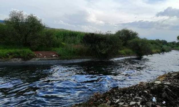 Combustible se derrama en canal y afecta a varios municipios