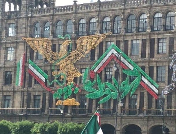 Gobierno de la CDMX coloca adornos patrios donde se altera el escudo nacional
