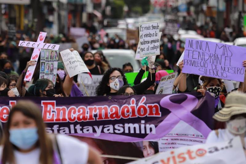 Marchan mujeres contra desapariciones y feminicidios