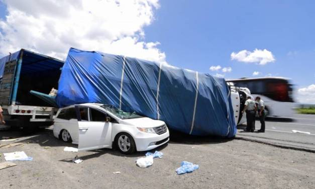 Vuelca camión de plátanos sobre una camioneta en la México-Pachuca