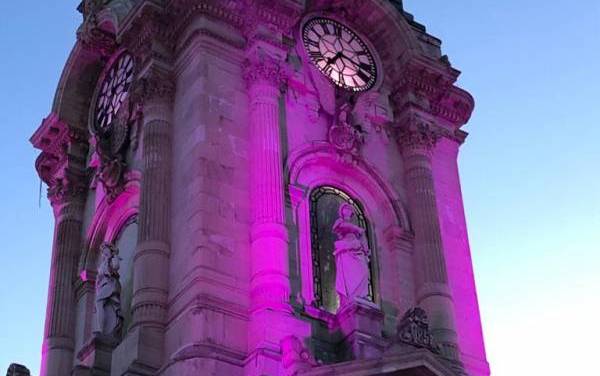 Iluminan edificios en conmemoración de la lucha contra el cáncer de mama
