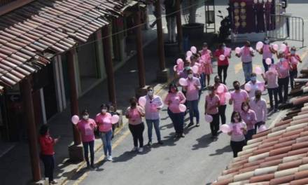 Forman listón simbólico en Huejutla para concientizar sobre le cáncer de mama