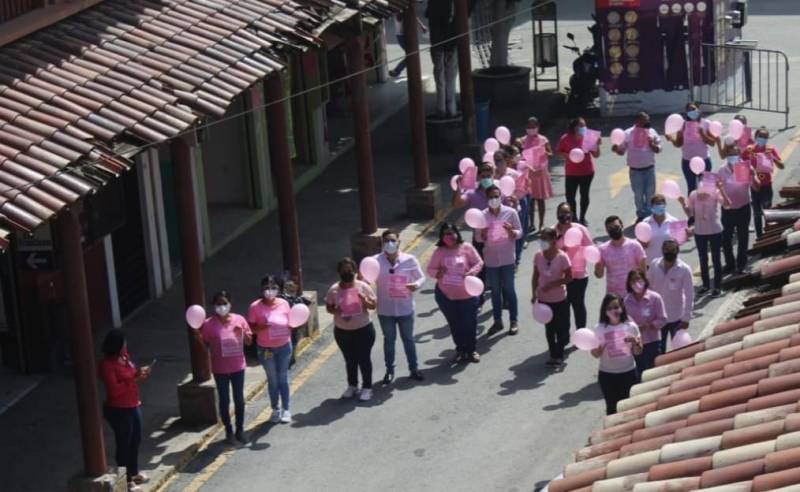 Forman listón simbólico en Huejutla para concientizar sobre le cáncer de mama
