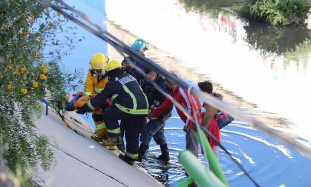 Cae vehículo a canal de agua luego de ser embestido