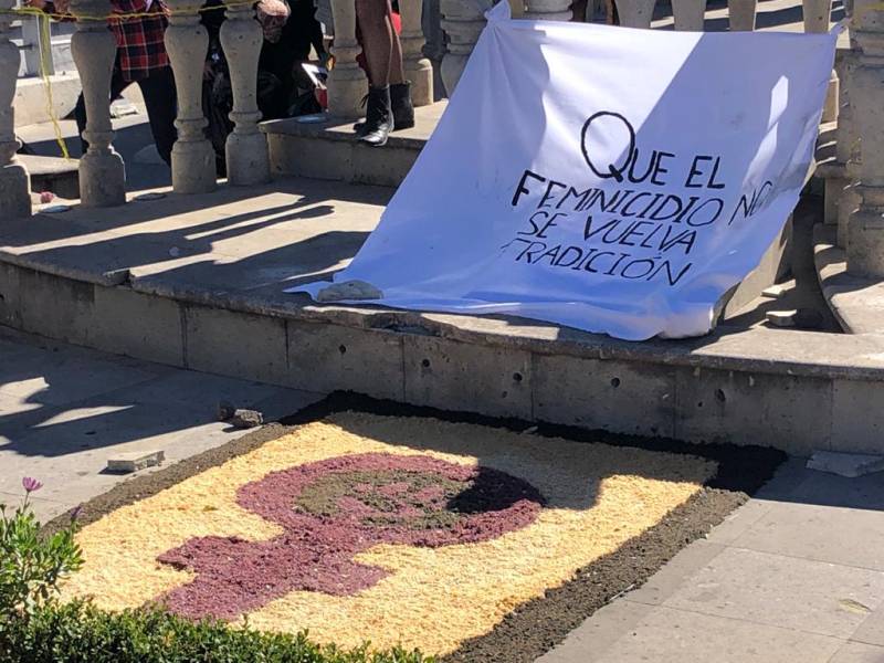 Colocan ofrenda en Pachuca en memoria de víctimas de feminicidio