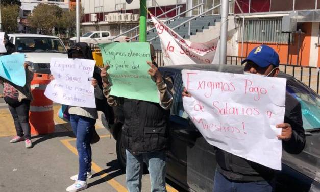 Manifestantes piden el pago para docentes de bachillerato