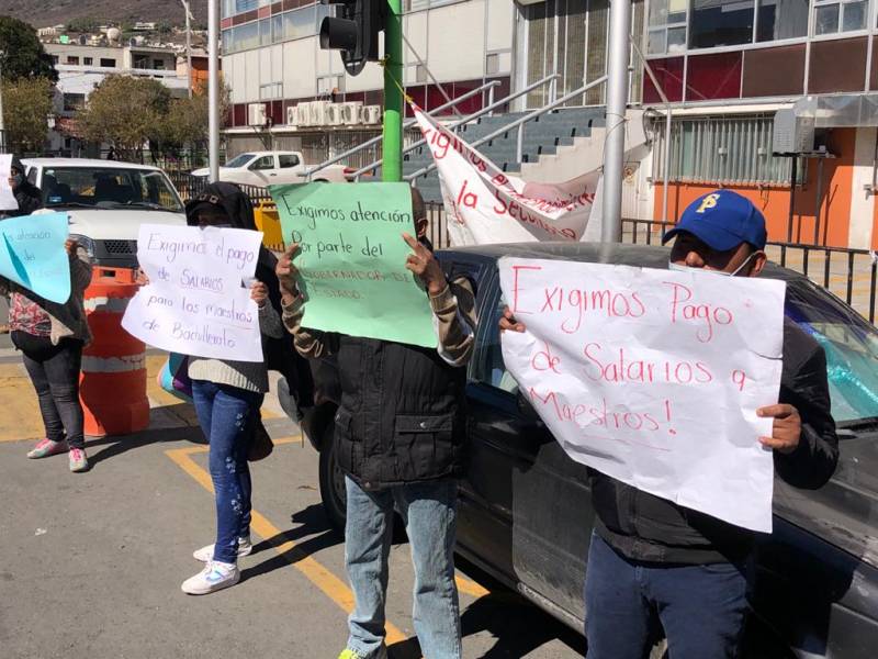 Manifestantes piden el pago para docentes de bachillerato