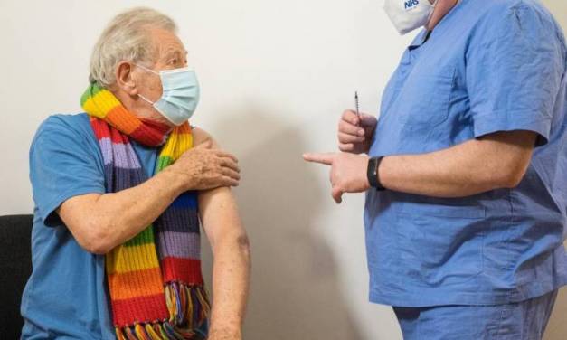 Ian McKellen recibió la vacuna contra el Covid-19
