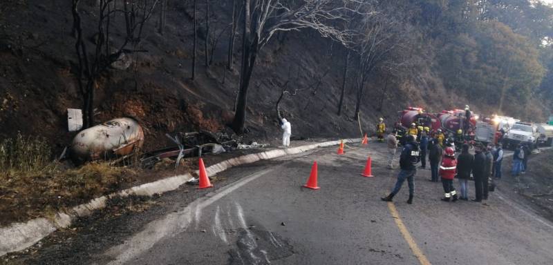 Una persona sin vida deja el incendio de una pipa de gas en Omitlán