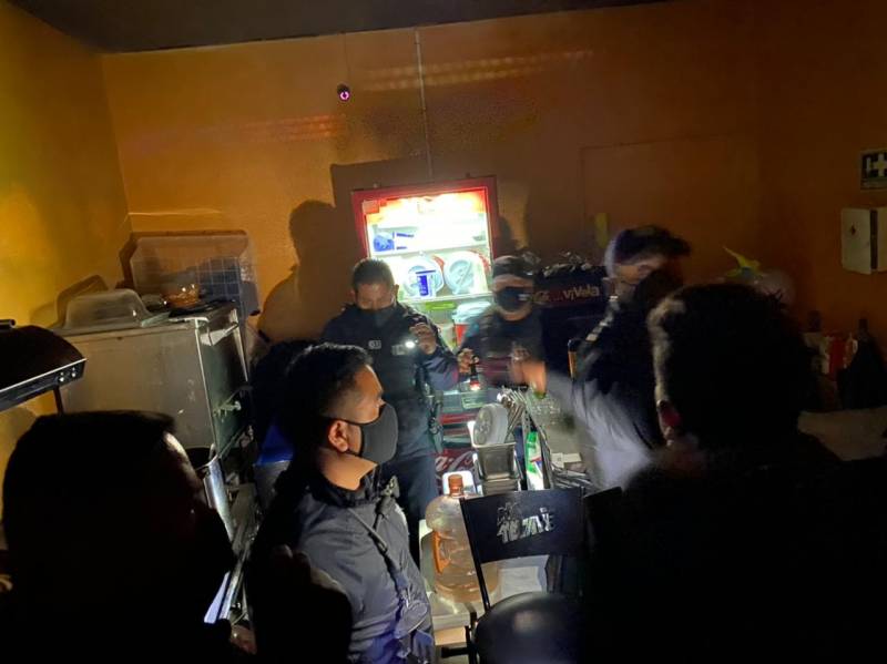 Clausuran bar en Pachuca por operar de manera clandestina