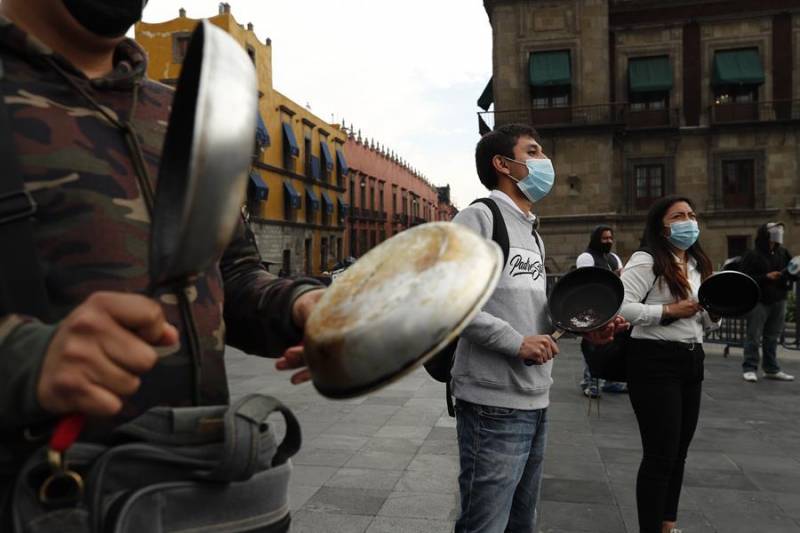 Restaurantes realizan «cacerolazo» en Palacio Nacional, se rebelan contra cierre