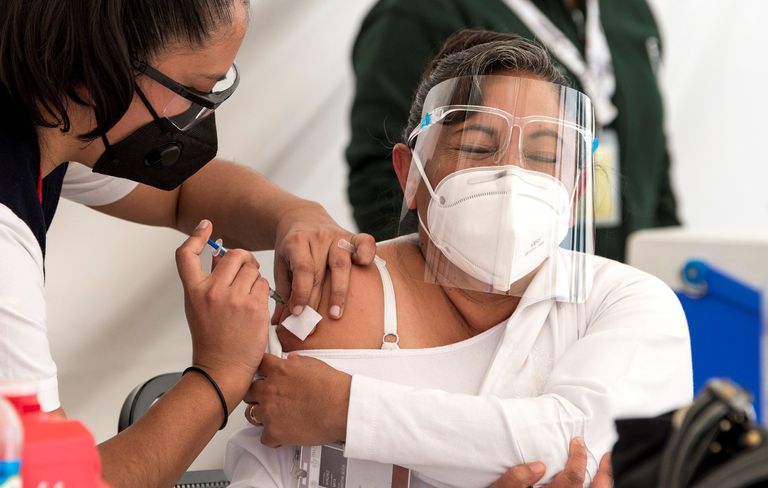 Vacunación está detenida en México; última en Norteamérica