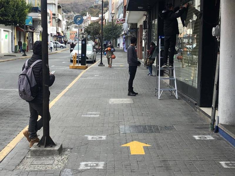 Señalizan sentidos para peatones en calle Guerrero