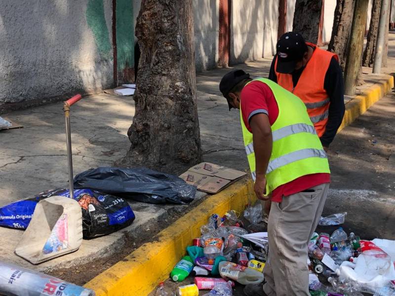 Tiran hasta 25 cubrebocas diarios en calles de Pachuca