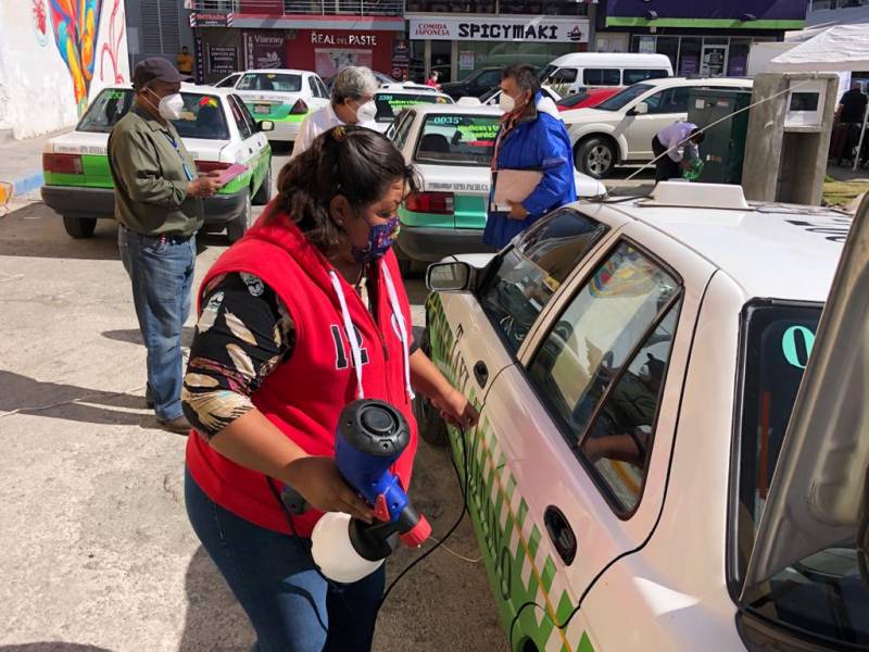 Refuerzan sanitización en taxis de Pachuca