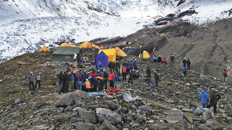 12 muertos y  150 desparecidos al desprenderse glaciar en el Himalaya