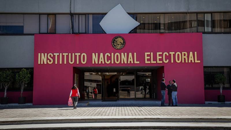 INE dicta medida cautelar contra Morena por utilizar programas sociales