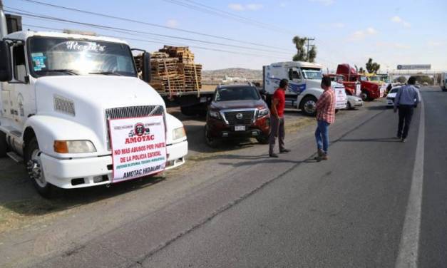 Transportistas protestan por alza en combustibles y cobro de casetas